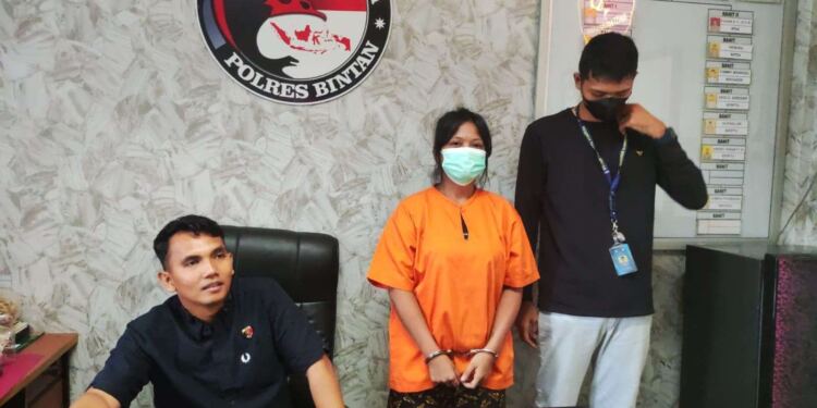 Satresnarkoba Polres Bintan mengamankan pelaku penyelundupan narkotika jenis sabu kedalam Lapas Narkotika Kelas IIA Tanjungpinang. (foto/RRI)