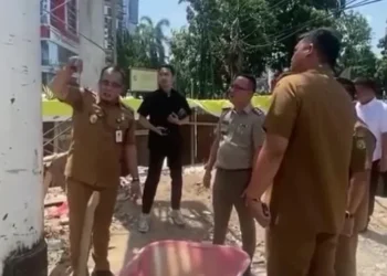 Wali Kota Medan Bobby Nasution mengamuk saat meninjau pembangunan tugu di Jalan Putri Hijau. (Foto/Net)