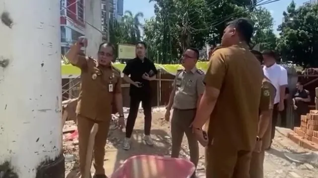 Wali Kota Medan Bobby Nasution mengamuk saat meninjau pembangunan tugu di Jalan Putri Hijau. (Foto/Net)