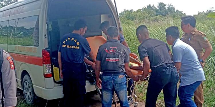 Tim Satuan Tugas saat memfasilitasi pergeseran terhadap salah satu warga yang sedang dalam kondisi sakit. (Foto/Humas BP Batam)