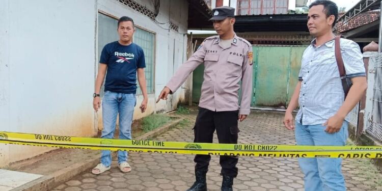 Polres Lampung Timur melakukan olah TKP kasus curas di Agen BRI Link milik warga Kecamatan Sekampung Udik. (foto/Nova)