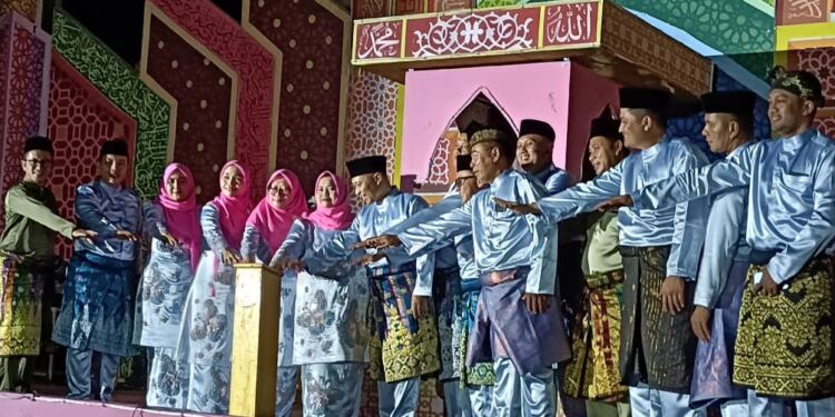 Bupati Kasmarni di dampingi Wakil Bupati Bagus Santoso dan Sekda dr Ersa Saputra, Jumat ( 26/07/2024 ) membuka acara Musabaqah Tilawatil Qur'an (MTQ) ke-35 tingkat Kecamatan Bukit Batu.