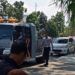 Petugas Dishub Batam menderek paksa kendaran yang parkir liar di tepi jalan Batam Center. (foto/net)