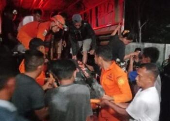 Petugas mengevakuasi korban longsor tambang emas ilegal di Gorontalo. (foto/net)