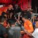 Petugas mengevakuasi korban longsor tambang emas ilegal di Gorontalo. (foto/net)