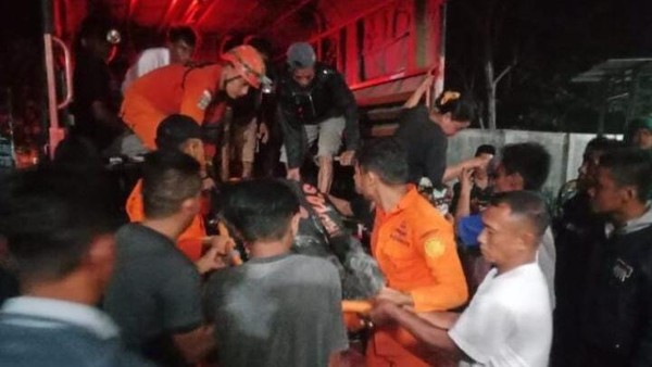 Petugas mengevakuasi korban longsor tambang emas ilegal di Gorontalo. (foto/net)