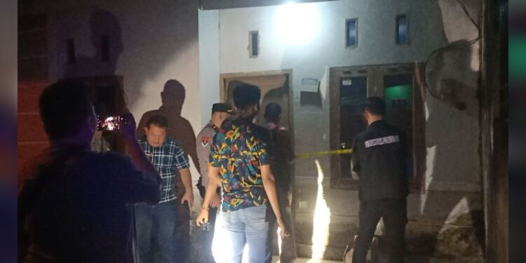 Petugas memasang garis polisi ditempat kejadian. (foto/doc)