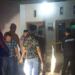 Petugas memasang garis polisi ditempat kejadian. (foto/doc)