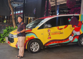Mobil Wali Kota Solo, Gibran Rakabuming Raka terpakir didepan lobi utama Solo Paragon Mal, Sabtu, 6 Juli 2024. (foto/net)