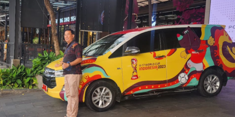 Mobil Wali Kota Solo, Gibran Rakabuming Raka terpakir didepan lobi utama Solo Paragon Mal, Sabtu, 6 Juli 2024. (foto/net)