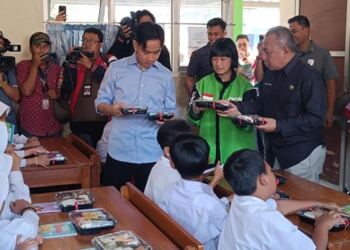 Gibran cek uji coba makan bergizi gratis di sejumlah sekolah yang ada di Bogor. (Foto/Detik)