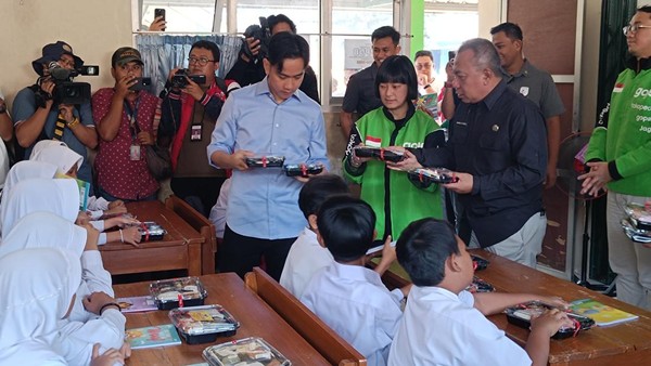 Gibran cek uji coba makan bergizi gratis di sejumlah sekolah yang ada di Bogor. (Foto/Detik)