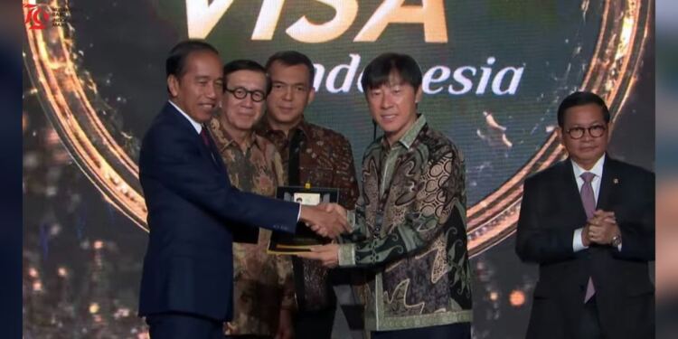 Presiden Jokowi memberikan Golden Visa kepada Shin Tae-yong. (Foto/Doc)