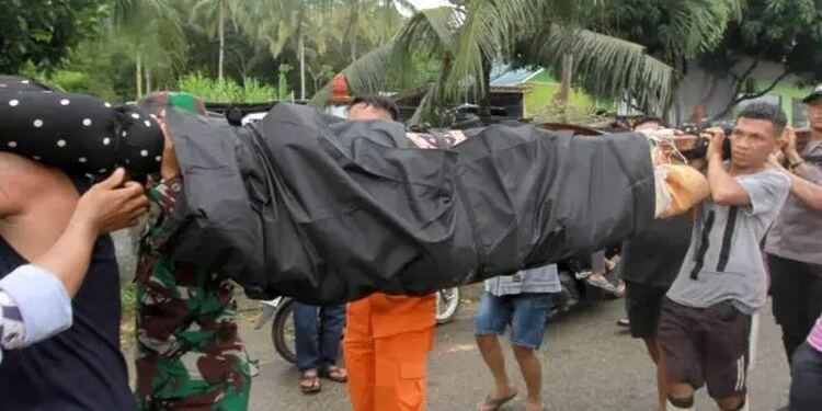 Petugas gabungan mengevakuasi salh satu korban longsor tambang emas di Gorontalo. (foto/net)
