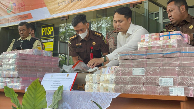 Barang bukti yang disita kejagung dari tangan Helena Lim. (foto/doc)