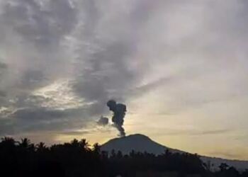 Gunung Ibu di Halmahera Barat meluncurkan awan panas setinggi 2.000 meter. (Foto/Net)