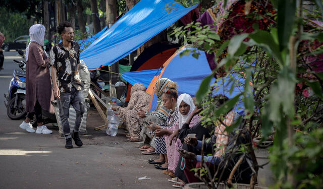 Para pencari suaka membangun tenda di bahu jalan dekat Kantor UNHCR di kawasan Setiabudi, Kuningan, Jakarta Selatan. (foto/net)