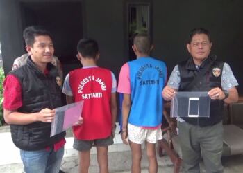 Dua tersangka pembobolan rumah di Jambi (hadap belakang). (foto/doc)