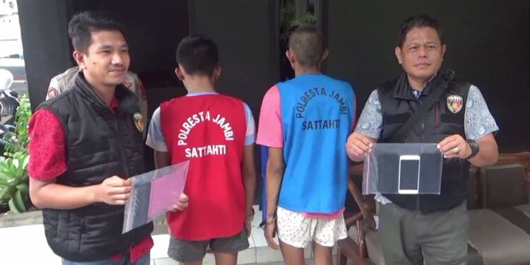 Dua tersangka pembobolan rumah di Jambi (hadap belakang). (foto/doc)