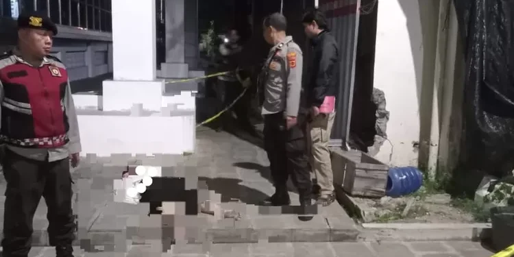 Jasad SAS tampak tergeletak di kelilingi garis polisi. (foto/net)