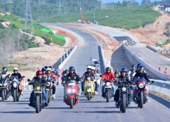 Presiden Jokowi dan sejumlah artis hingga influencer melakukan konvoy sepeda motor di sekitar IKN. (Foto/Doc)