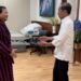 Presiden Joko Widodo (Jokowi) saat menjenguk Menhan, Prabowo Subianto di RSPPN. (foto/net)