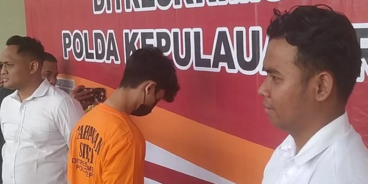 Polisi menghadirkan tersangka S pada konferensi pers di Polda Kepri. (foto/net)
