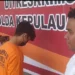 Polisi menghadirkan tersangka S pada konferensi pers di Polda Kepri. (foto/net)
