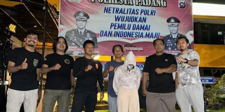 Polisi menangkap selebgram asal padang yang mempromosikan judi online. (Foto/Doc)
