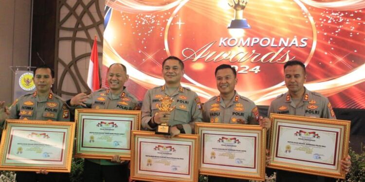 Kapolres Karimun, AKBP Fadli Agus (dua dari kanan) bersama 5 penerima penghargaan lainnya. (Foto/Humas Polri)