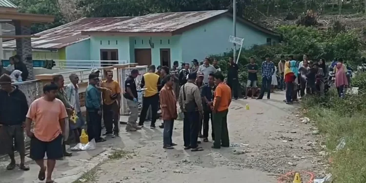 Warga sekitar memadati lokasi tempat kejadian perkara. (Foto/Doc)