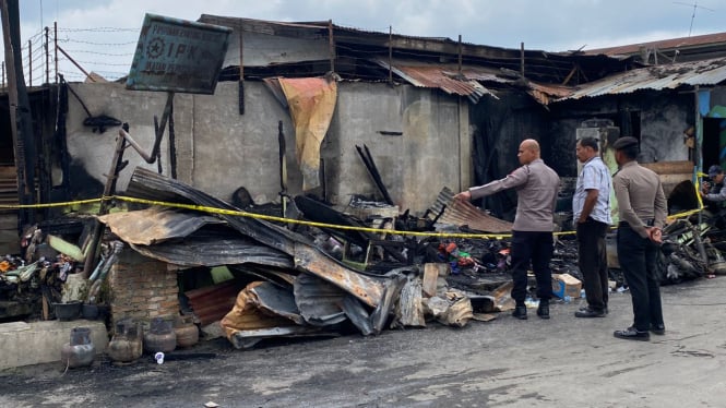 Kondisi rumah wartawan di Karo yang terbakar. (foto/net)