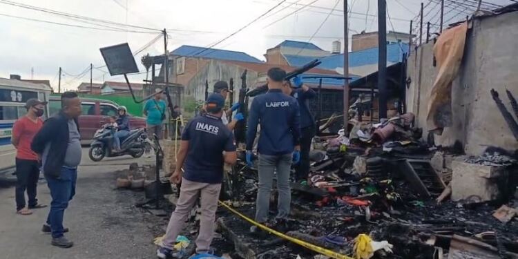 Suasana olah TKP kebakaran rumah wartawan di Kabanjahe, Kabupaten Karo yang menewaskan empat orang sekeluarga. (foto/net)