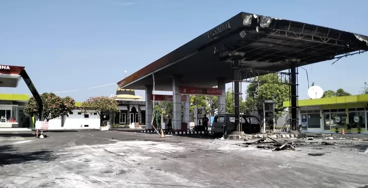 SPBU Colomadu Terbakar, Dapat Dilihat 1 Mobil yang Juga Hangus (foto/net)