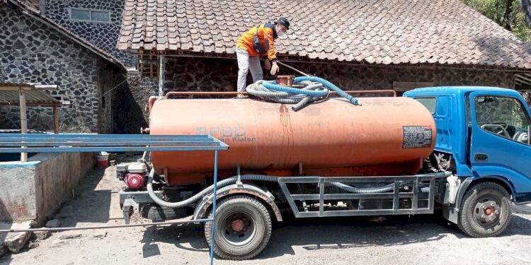 BPBD Klaten menyalurkan air bersih menggunakan truk tangki. (foto/net)