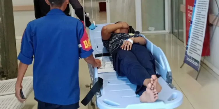 Petugas damkar yang digigit ular king kobra dibawa ke RSUD Pameungpeuk. (Foto/Doc)