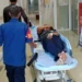 Petugas damkar yang digigit ular king kobra dibawa ke RSUD Pameungpeuk. (Foto/Doc)