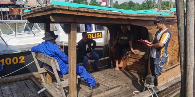 Antisipasi Barang Ilegal, Satpolairud Polres Karimun Laksanakan Pengawasan Pelabuhan Rakyat. (foto/Humas Polri)