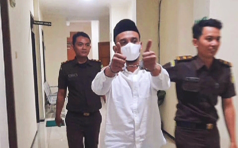 Terdakwa penipuan umroh di Kudus (baju putih). (Foto/Doc)