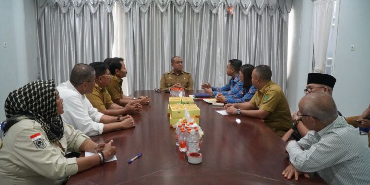 Pj. Bupati Langkat Faisal Hasrimy Menyambut Tim Ombudsman RI di Kantor Bupati Langkat. (Foto/Kominfo Langkat)