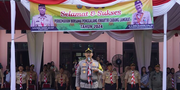 AKBP David Triyo Prasojo, SH, SIK, M.Si, membuka kegiatan perkemahan pramuka. (Foto/Kominfo Langkat)
