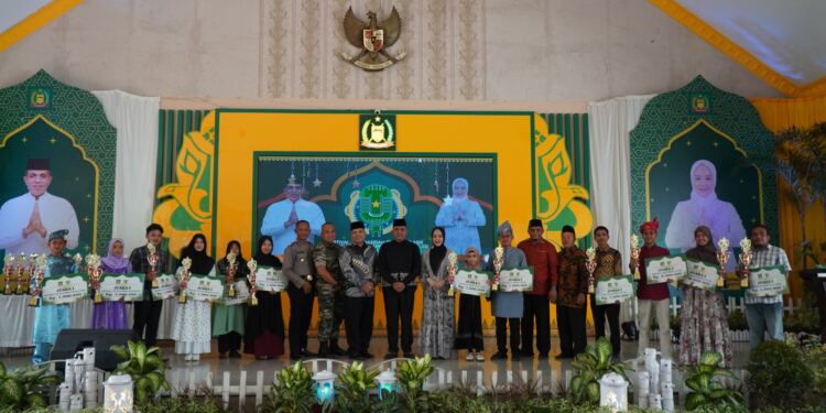 Pj. Bupati Langkat H.M. Faisal Hasrimy, AP, MAP menghadiri acara penyerahan trofi Festival Seni Qasidah Rebana Klasik, Bintang Vokalis, dan Pop Religi tahun 2024 Kabupaten Langkat. (Foto/Kominfo Langkat)