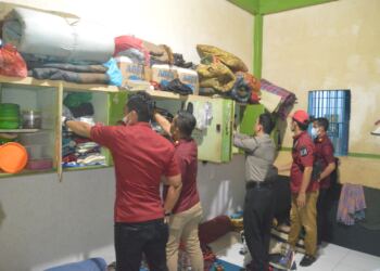 Petugas melakukan penggeledahan di kamar warga binaan Lapas kelas 1 Medan. (foto/doc)