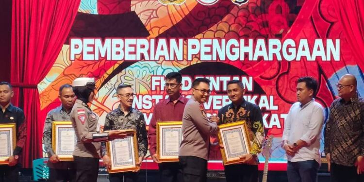 Kapolres Bintan, AKBP Riky Iswoyo memberikan pengharagaan kepada Kalapas Narkotika Tanjungpinang, Edi Mulyono. (foto/net)