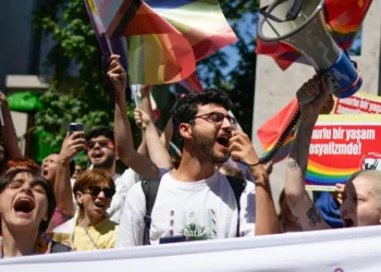 Peserta Parade LGBTQ Pride saat mengadakan acara di Istanbul, Turki, Minggu (30/06/2024)