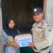 Anggota polsek Daik Lingga memberikan bantuan kepada warga kelurahan Daik. (foto/doc)
