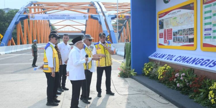 Wakil Presiden K.H Ma'ruf Amin didampingi Menteri Pekerjaan Umum dan Perumahan Rakyat (PUPR) Basuki Hadimuljono, meresmikan ruas Tol Cimanggis-Cibitung. (foto/doc)