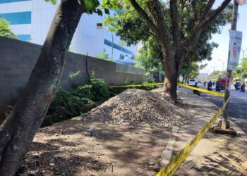 Lokasi penemuan mayat dalam gorong-gorong kini telah diberi garis polisi. (foto/net)