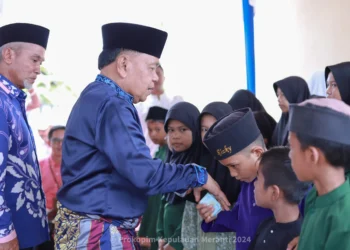 Pelaksana tugas (Plt) Bupati Kepulauan Meranti AKBP (Purn) H. Asmar, Jumat (12/7/2024) meresmikan Panti Asuhan Anak Yatim Nafisha Meranti. (foto/Kominfo Kab. Kepulauan Meranti)