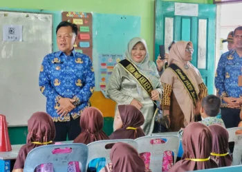 Plt. Bupati dan Bunda Paud Kepulauan Meranti Melakukan Monitoring dan Evaluasi Masa Pengenalan Lingkungan Sekolah di Beberapa Sekolah di Kec. Tebing Tinggi. (foto/Kominfo Kep. Meranti)